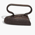 Plancha antigua de hierro macizo con mango curvo, pieza única coleccionable ideal para decoración vintage en el hogar.