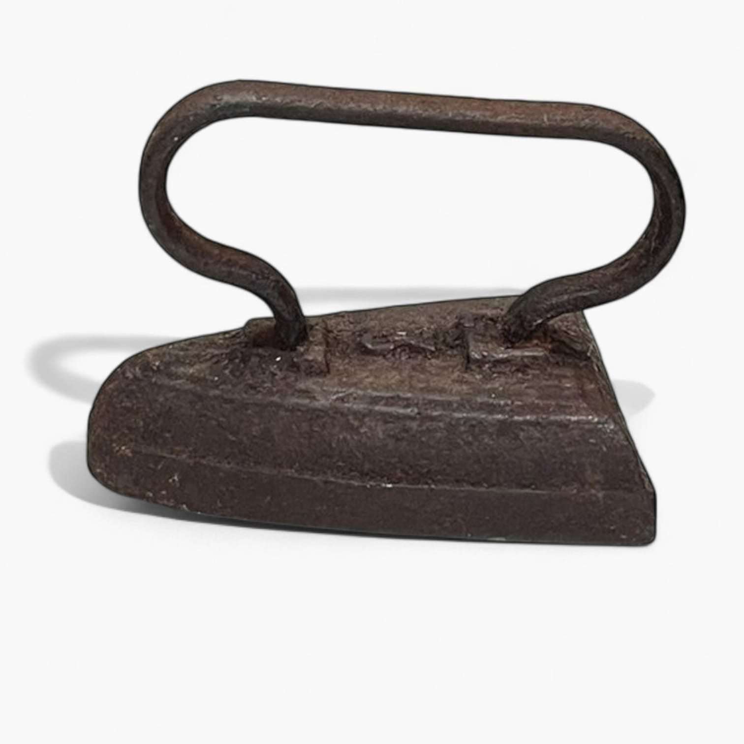 Plancha antigua de hierro macizo con mango curvo, pieza única coleccionable ideal para decoración vintage en el hogar.