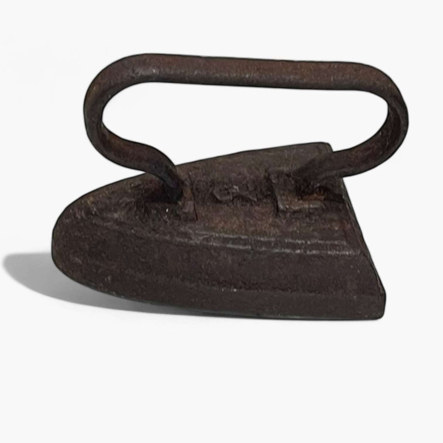 Plancha antigua de hierro macizo vista lateral, perfecta para coleccionistas y decoración rústica en espacios de estilo retro.