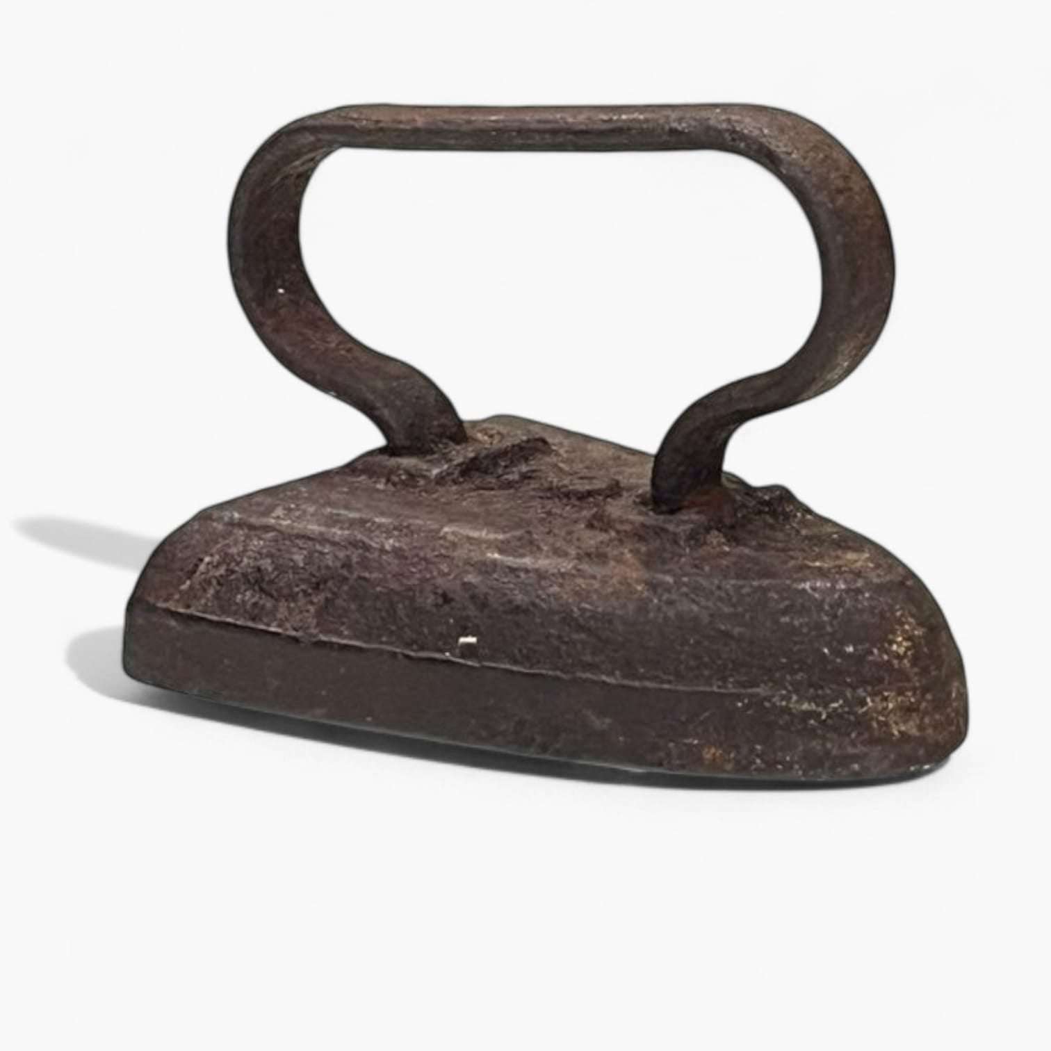 Plancha de hierro macizo con acabado envejecido, pieza coleccionable ideal para decoración de interiores con estilo antiguo.