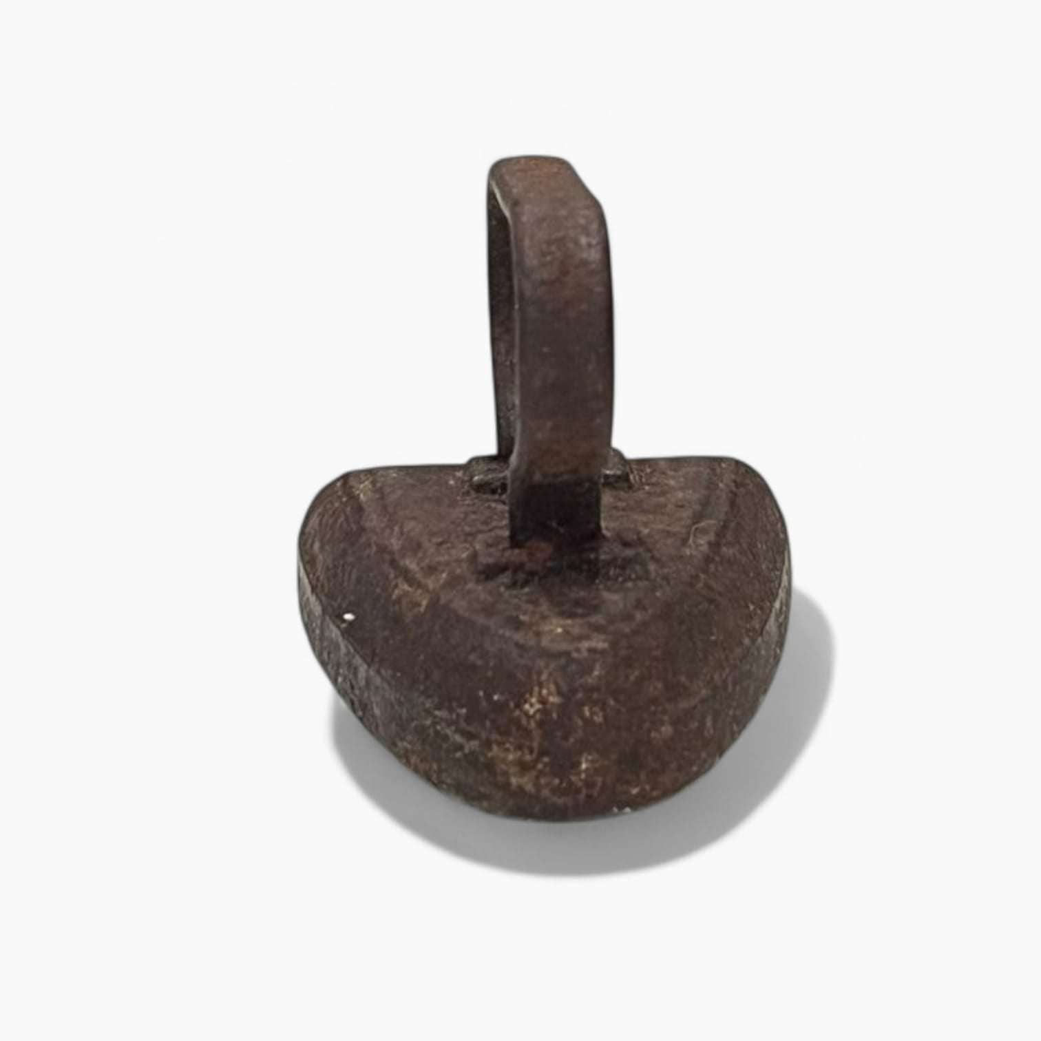 Parte trasera de plancha antigua de hierro macizo, objeto decorativo exclusivo para colecciones de artículos vintage y rústicos.