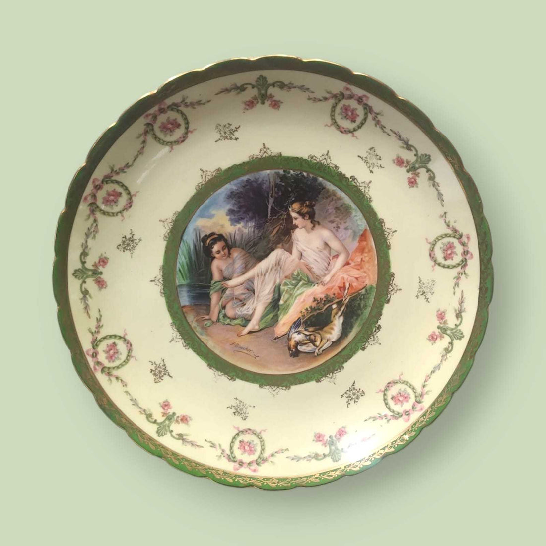 Vista frontal del plato de porcelana francesa con pintura renacentista inspirada en Boucher.