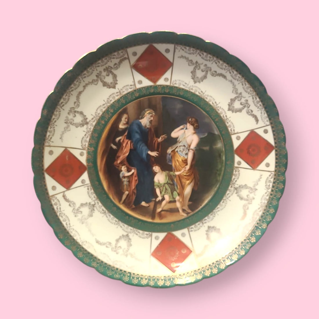 Detalle cercano de la pintura central del plato, mostrando una escena pastoral al estilo renacentista.