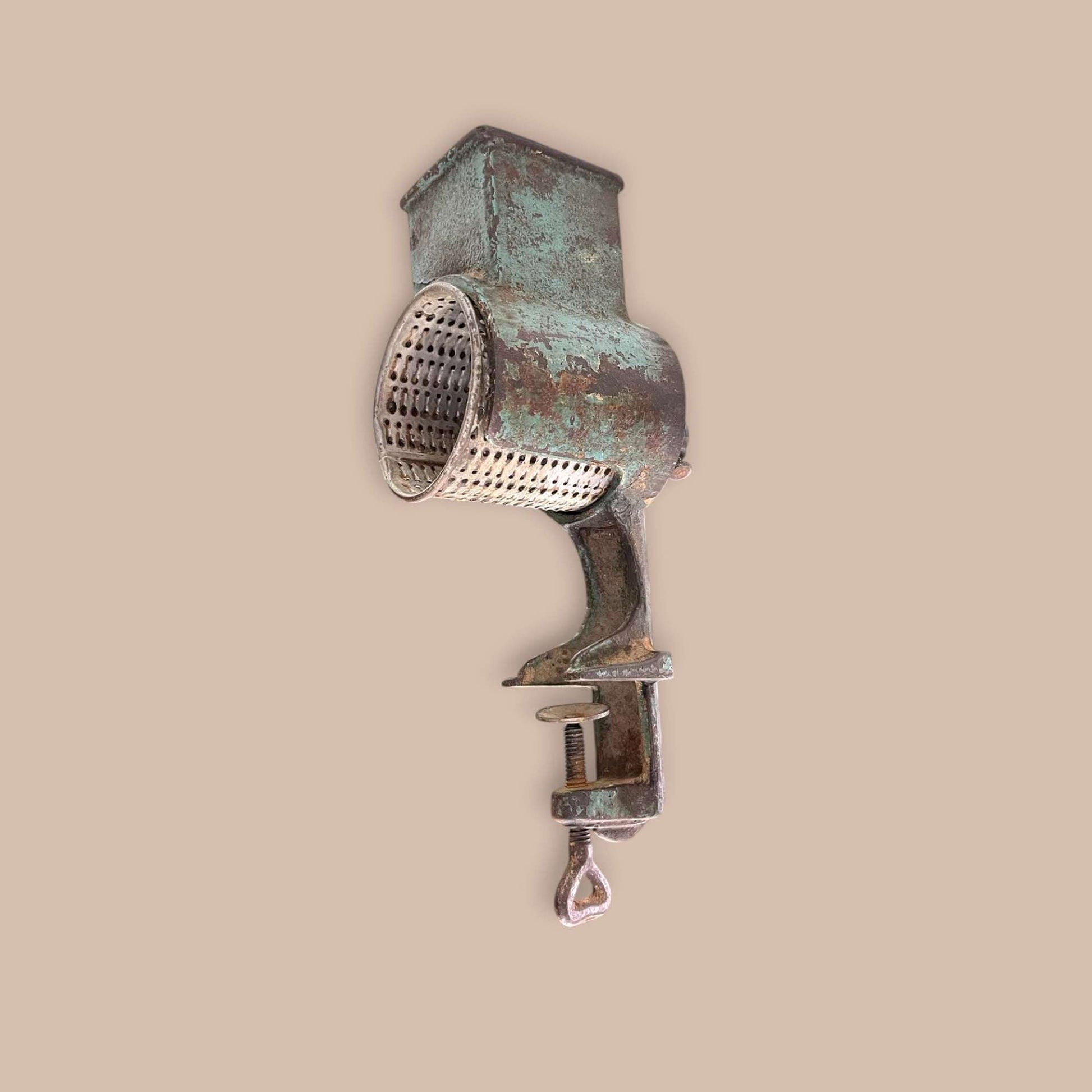 Vista frontal del molinillo antiguo Geba, con inscripción original visible.