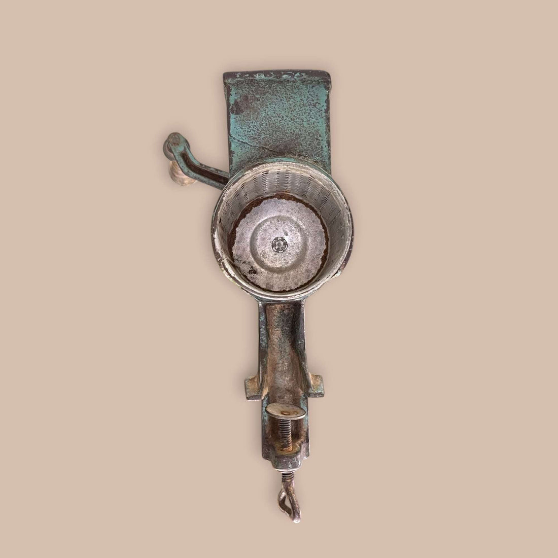 Vista frontal del molinillo antiguo Geba, con inscripción original visible.