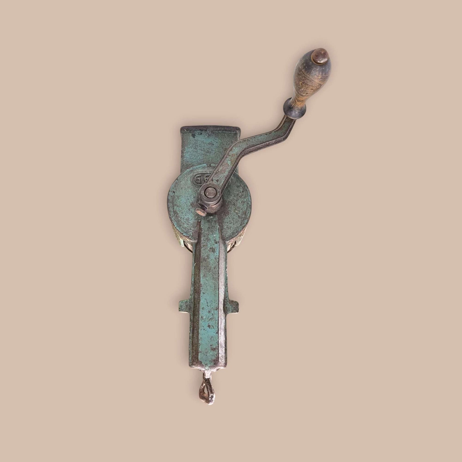 Perspectiva lateral del molinillo antiguo Geba, mostrando la pátina original.