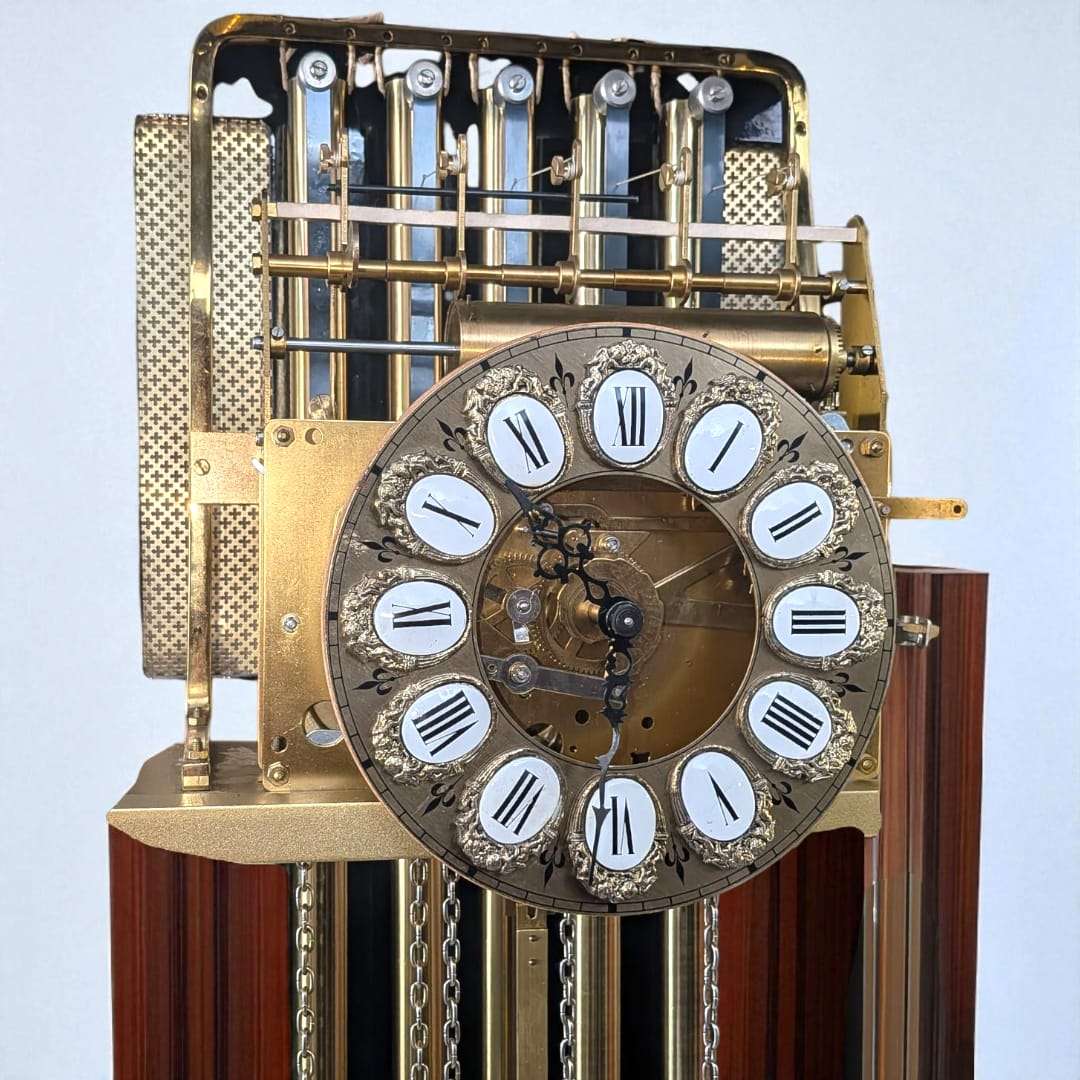 Vista frontal del Reloj Esqueleto de 191 cm de altura.