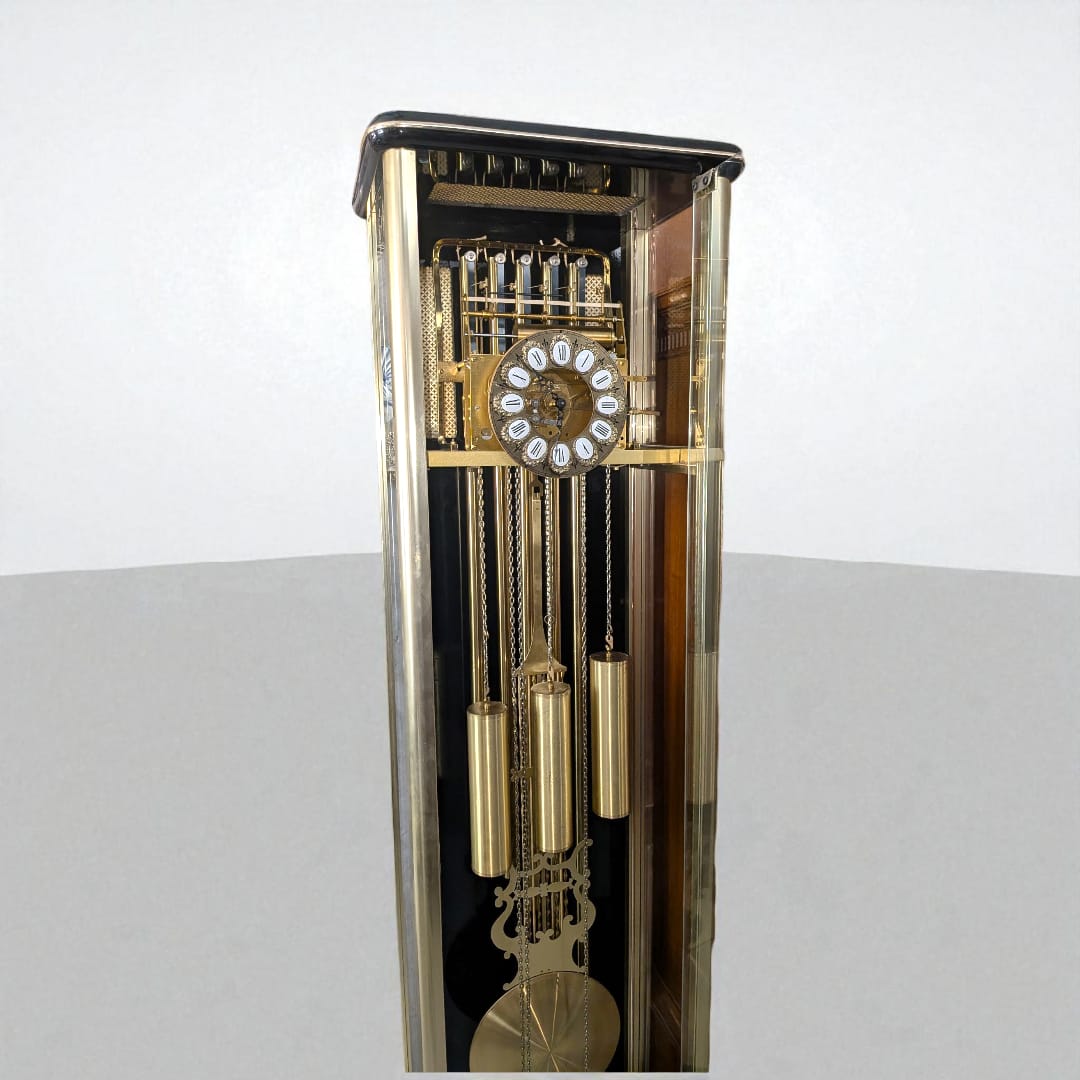 Reloj Esqueleto 1965 con caja acristalada y mecanismos visibles.