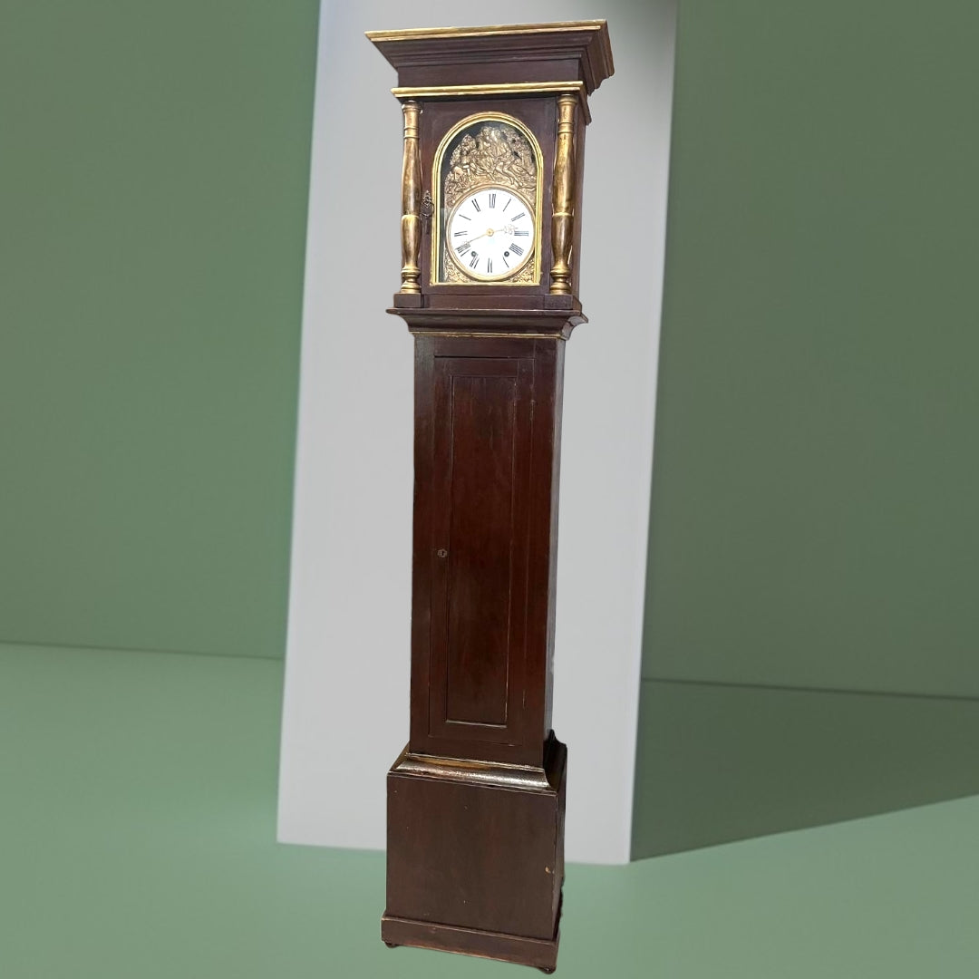 Reloj Comtoise del siglo XIX estilo Napoleón III francés, con caja de madera oscura y detalles en latón repujado. Elegante pieza de decoración clásica.