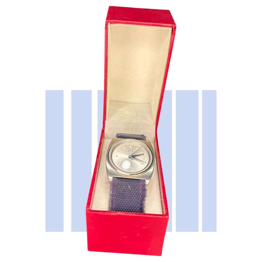 Reloj Mercedes antiguo visto en ángulo lateral