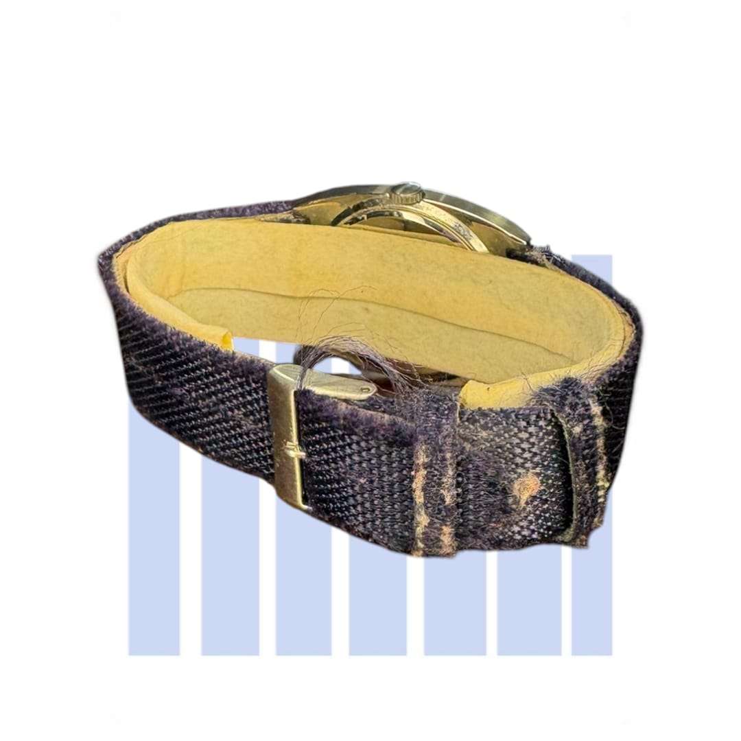 Vista frontal del Reloj Mercedes antiguo en su estuche