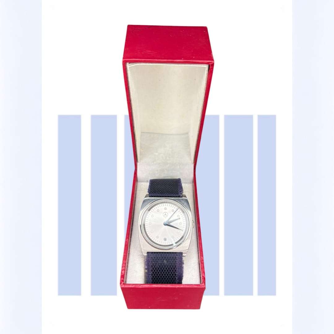 Primer plano de la esfera del Reloj Mercedes antiguo