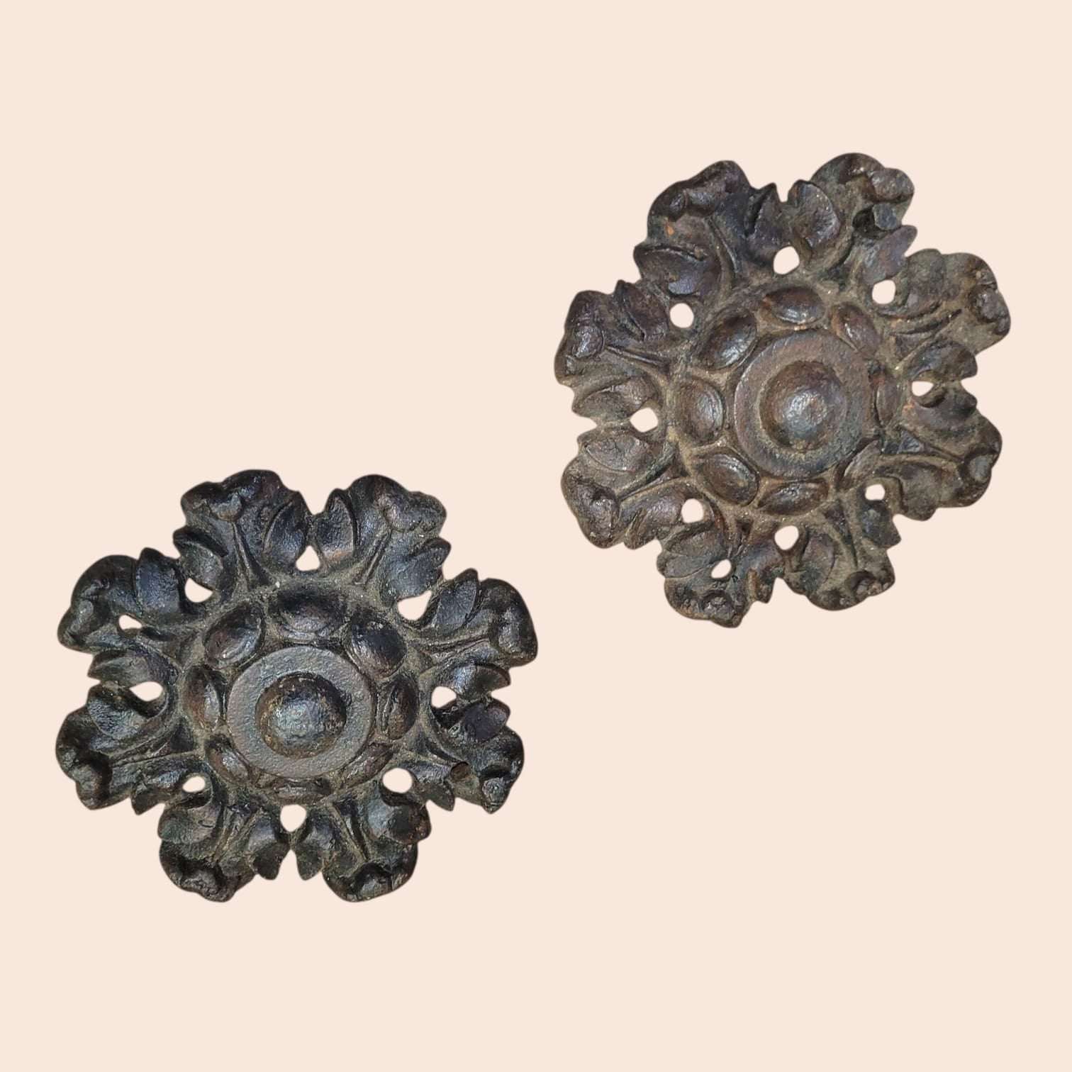 Detalle del volumen y textura de las rosetas de forja, estilo renacentista.