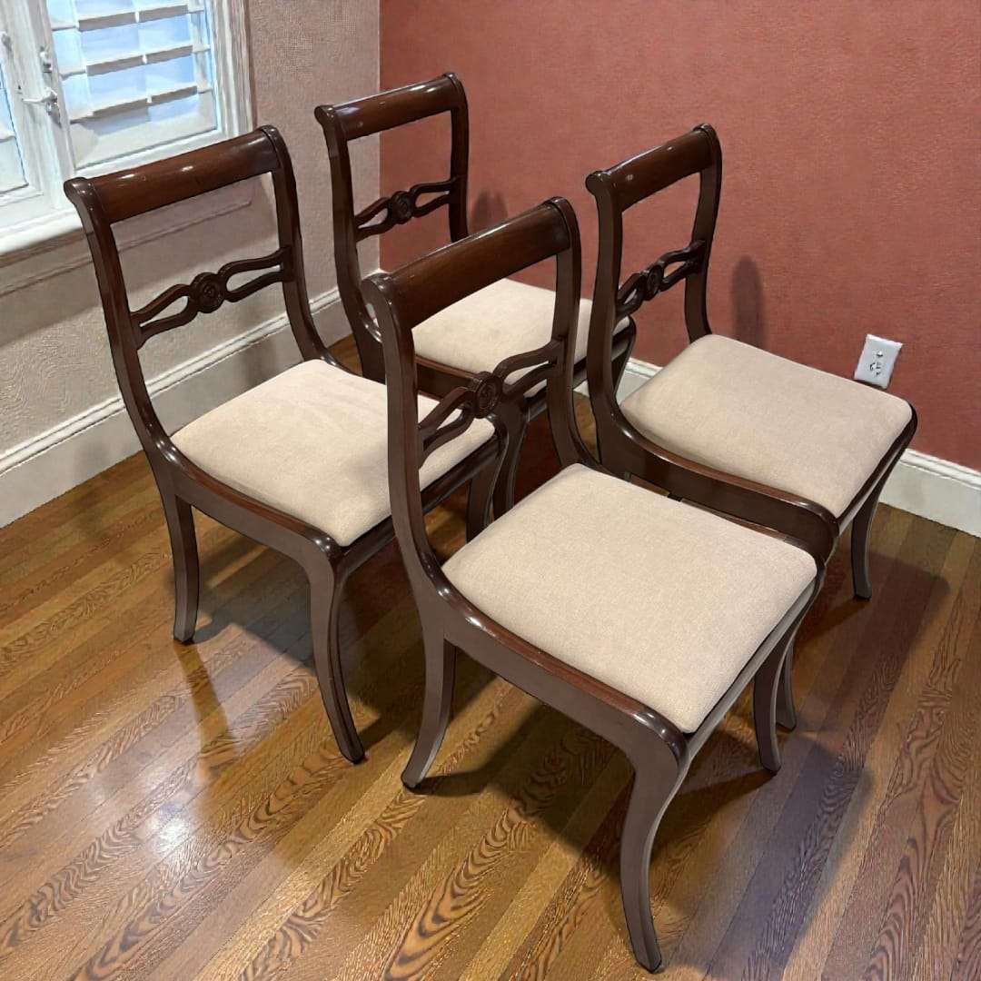 Este lote de 4 sillas antiguas de caoba es un conjunto original diseñado para comedores, despachos, salones y espacios distinguidos, donde la estética clásica y la comodidad van de la mano. 