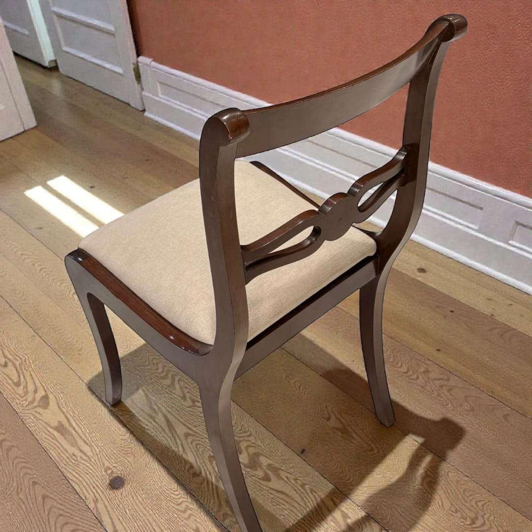 Este lote de 4 sillas antiguas de caoba es un conjunto original diseñado para comedores, despachos, salones y espacios distinguidos, donde la estética clásica y la comodidad van de la mano. 