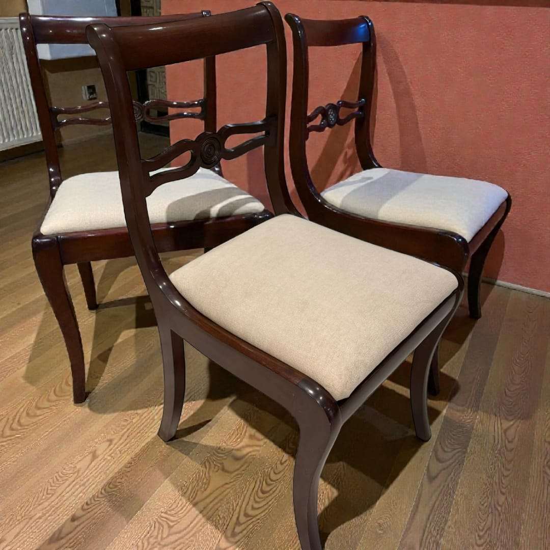 El lote de 4 sillas antiguas de caoba destaca por su estructura robusta, su cuidada proporción y su diseño elegante, con respaldo ligeramente curvado que mejora la ergonomía y favore