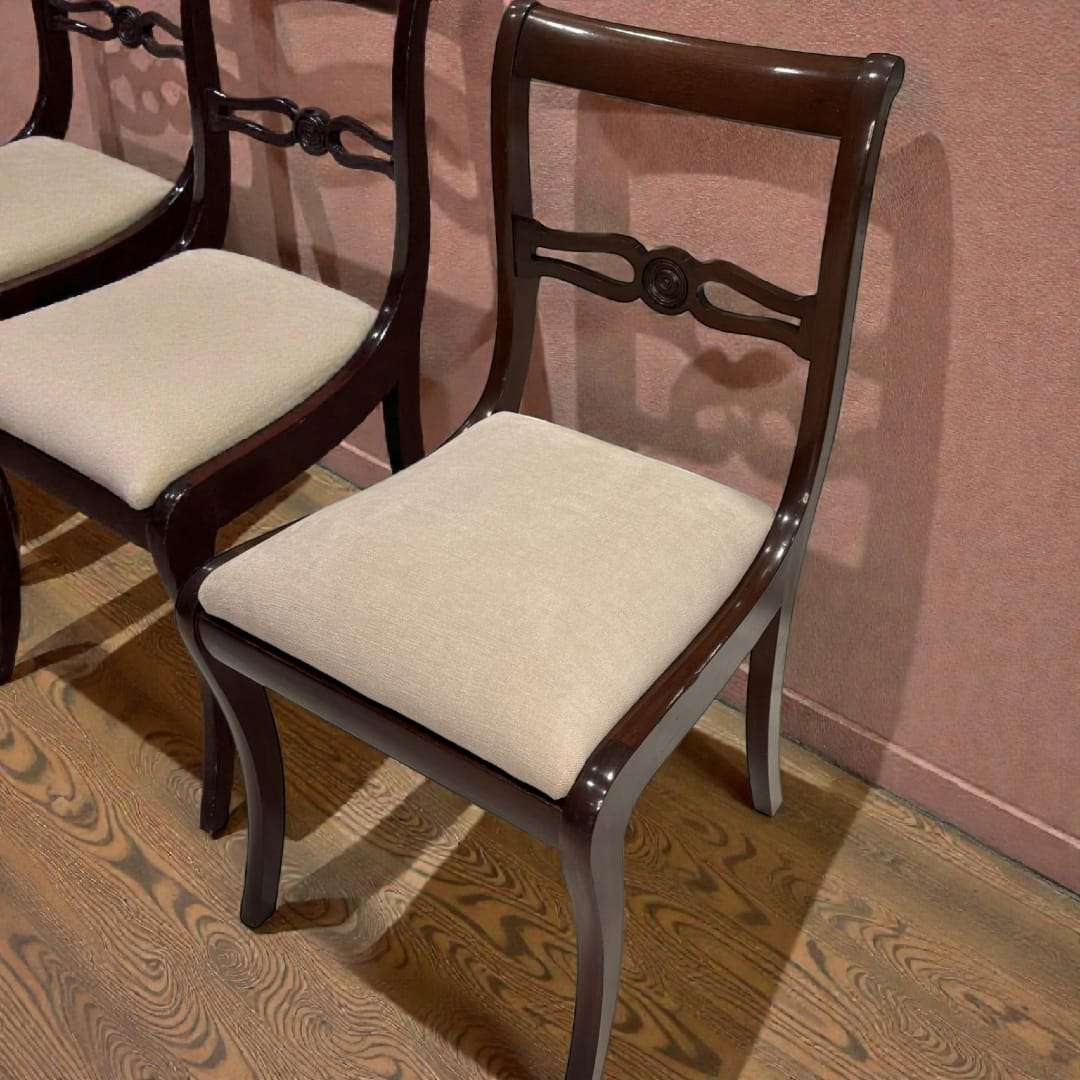 El lote de 4 sillas antiguas de caoba destaca por su estructura robusta, su cuidada proporción y su diseño elegante, con respaldo ligeramente curvado que mejora la ergonomía y favore