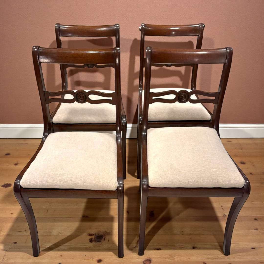 El lote de 4 sillas antiguas de caoba destaca por su estructura robusta, su cuidada proporción y su diseño elegante, con respaldo ligeramente curvado que mejora la ergonomía y favore