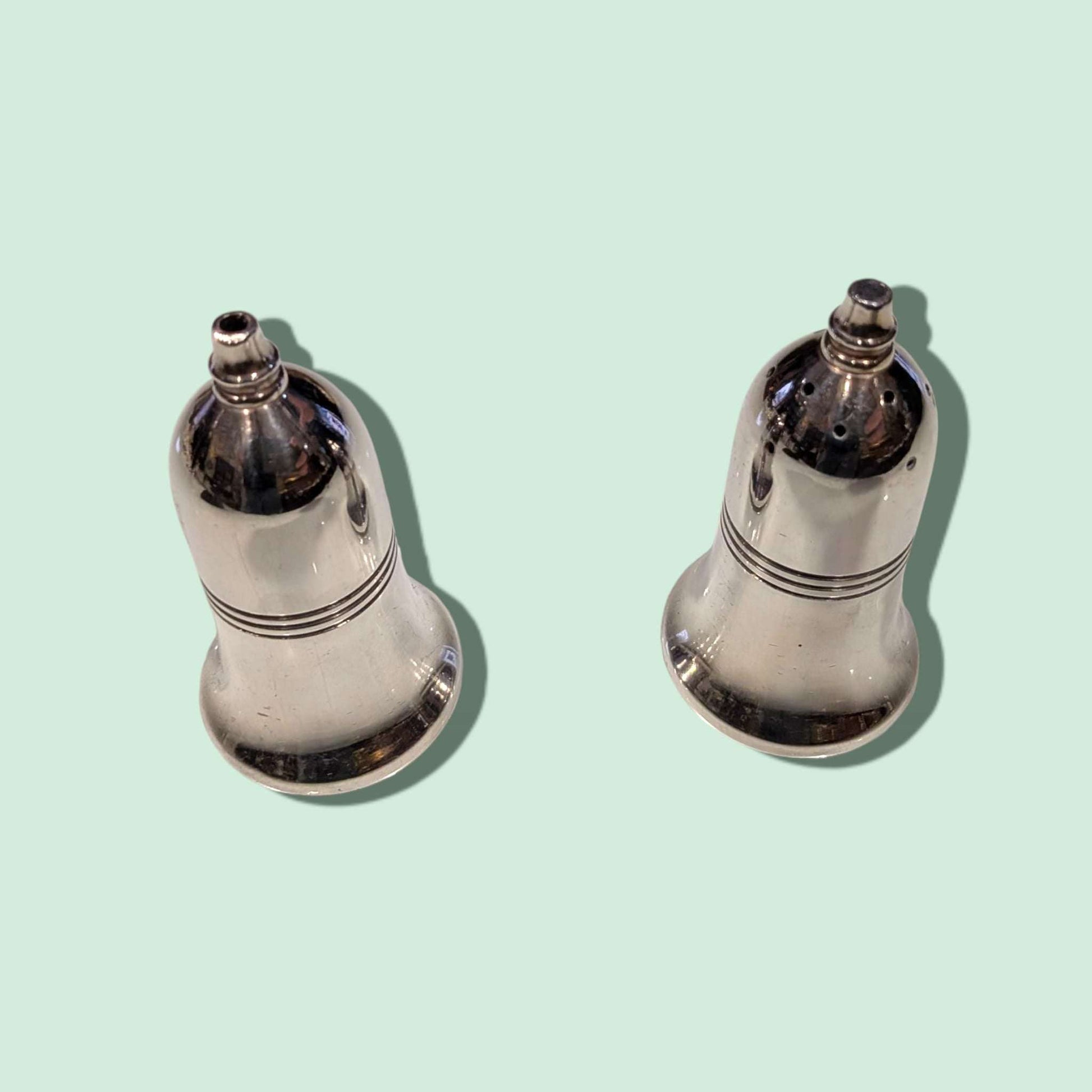 Detalle de los orificios en la tapa del Pimentero antiguo.