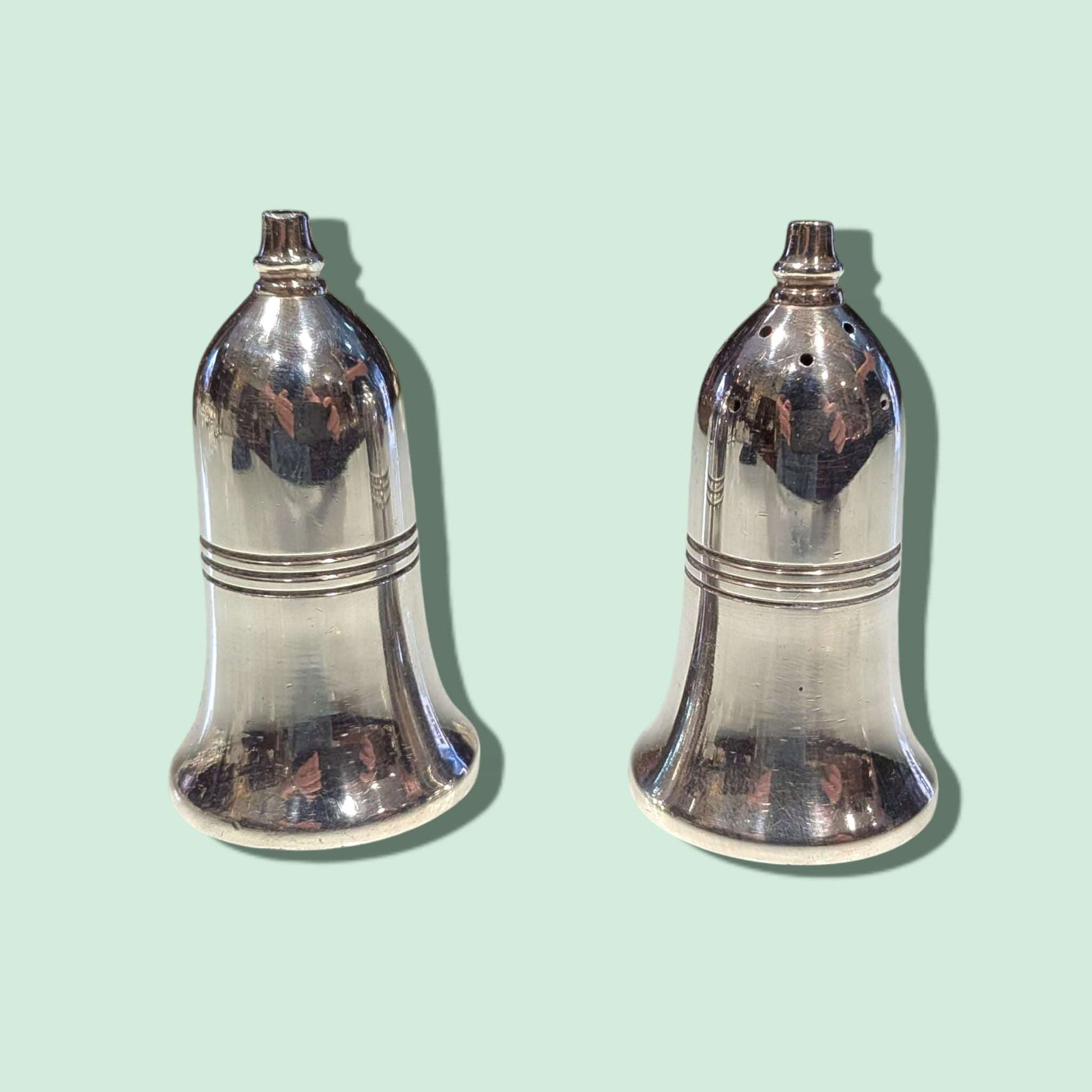 Vista inferior con marcas en la base de los Saleros y Pimenteros.