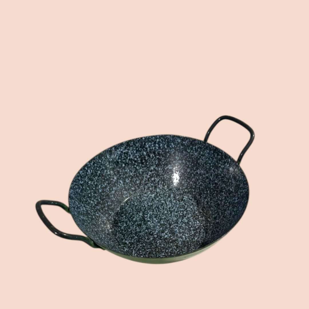 Sarteneja de metal verde con asas laterales vista inferior.