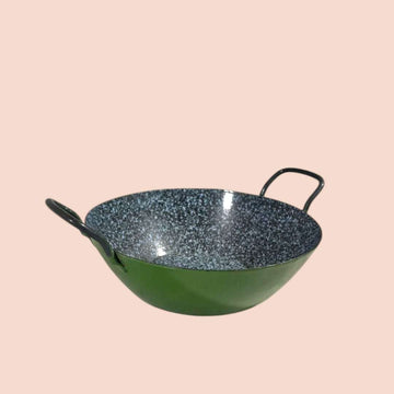 Sarteneja de metal esmaltado moteado vista superior.