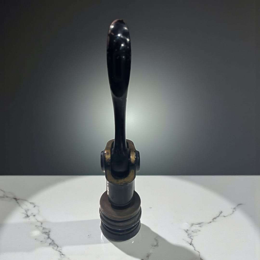 Vista superior del sello de relieve antiguo con palanca cromada.