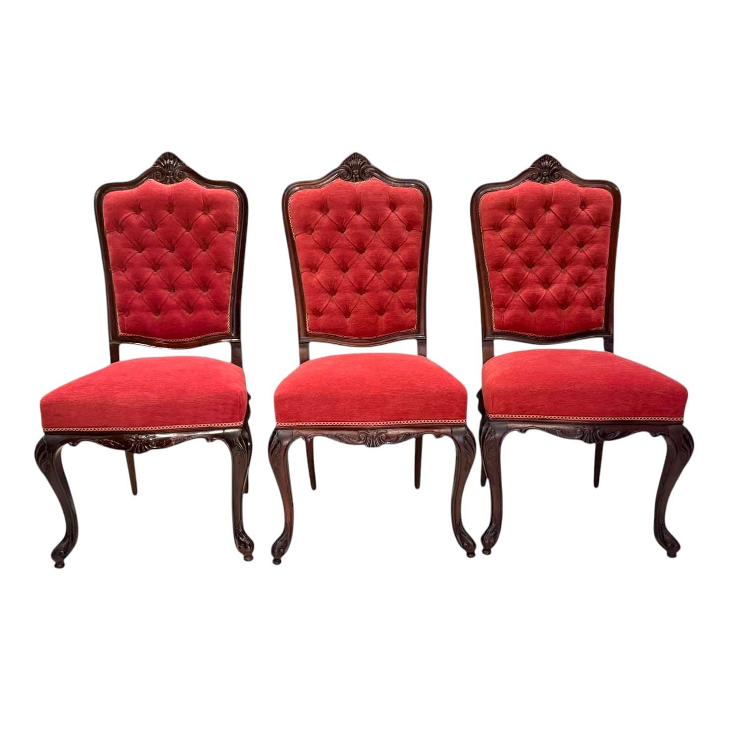 Este Lote de 3 Sillas estilo Luis XV es una pieza excepcional que reúne elegancia, tradición y funcionalidad. 