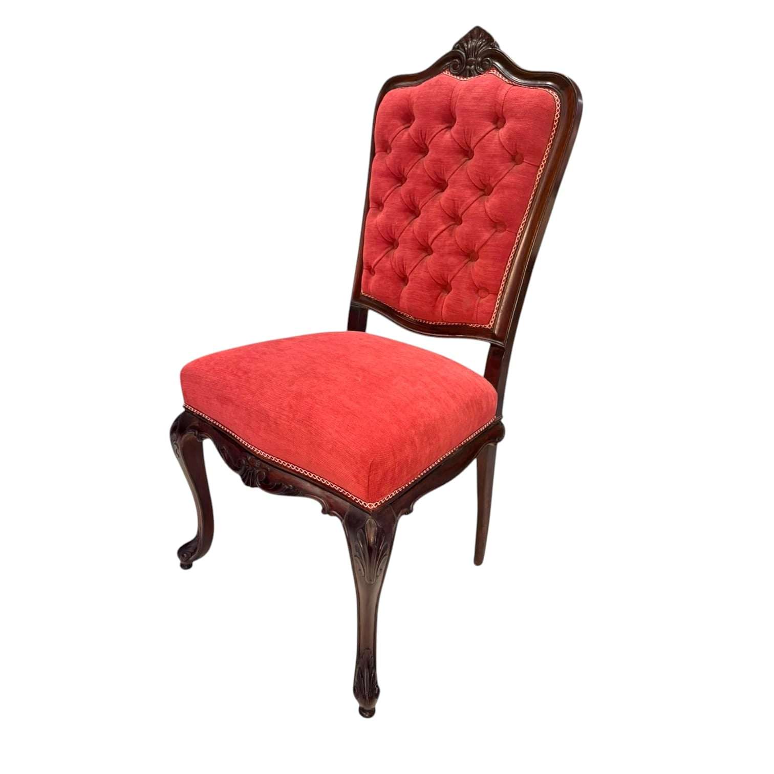 Fabricadas en madera maciza y cuidadosamente trabajadas, estas sillas representan el refinamiento del mobiliario clásico europeo, con líneas curvas, patas cabriolé y una silueta armoniosa que aporta distinción inmediata a cualquier estancia.
