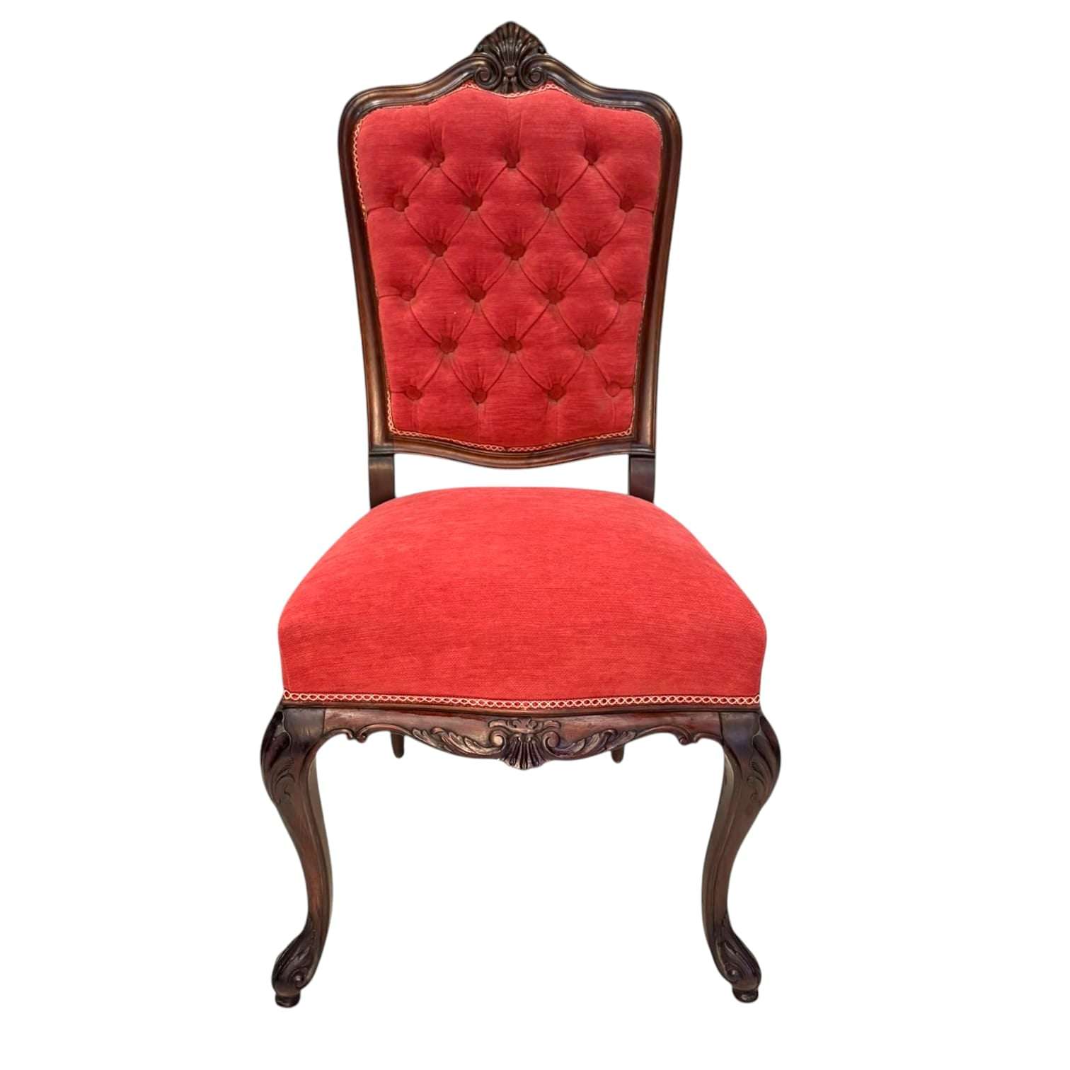 
El Lote de 3 Sillas estilo Luis XV destaca por su tapizado rojo intenso, con respaldo capitoné y asiento acolchado, creando un equilibrio perfecto entre confor