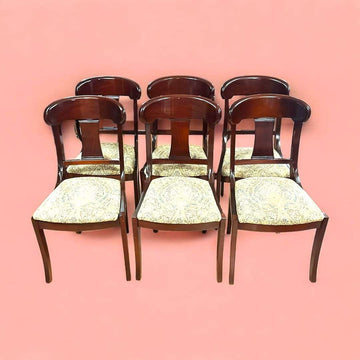 Conjunto completo del lote de 6 sillas de caoba, alineadas para mostrar su uniformidad y estilo clásico.