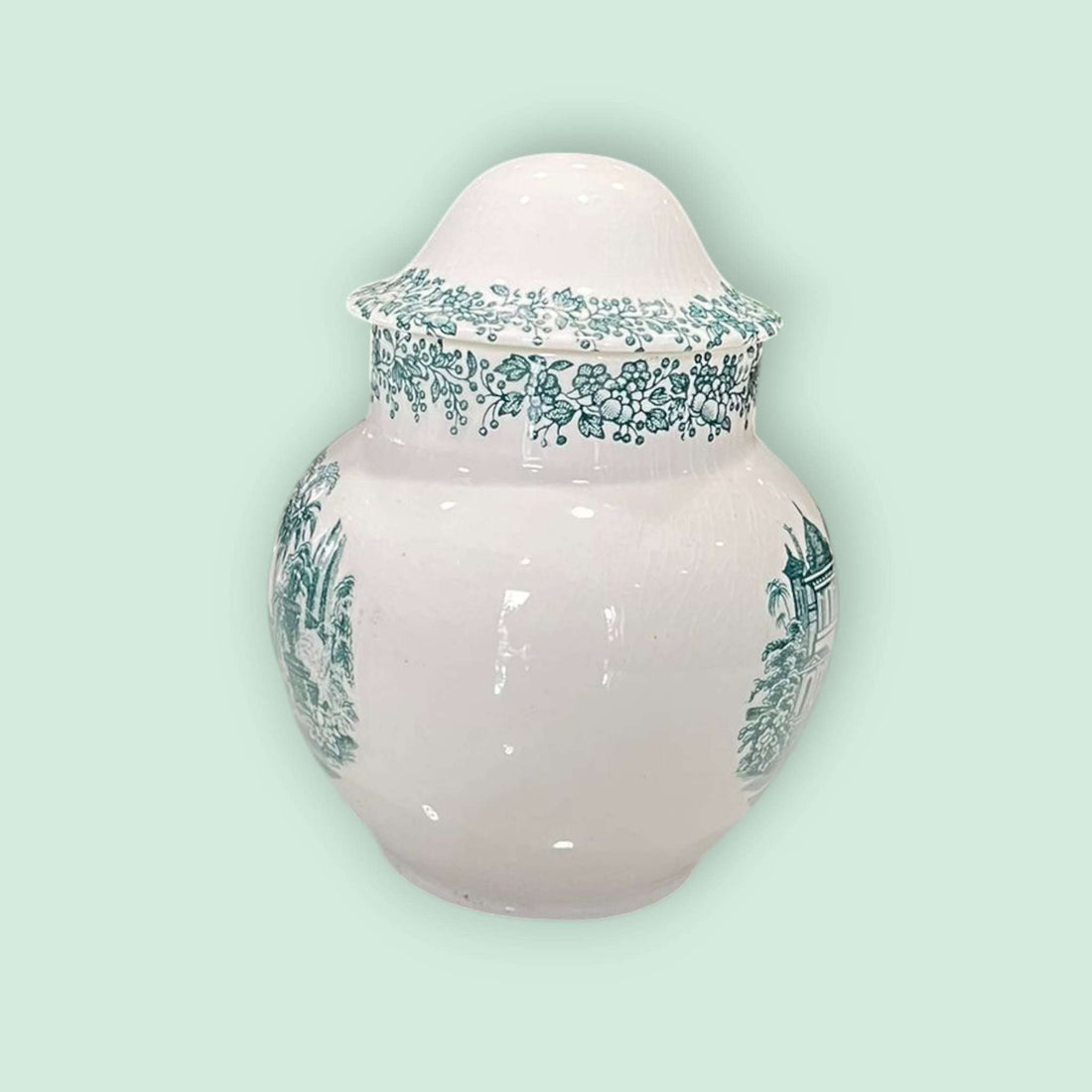 “Vista frontal del tarro de loza de la Cartuja Pickman Sevilla con tapa.”