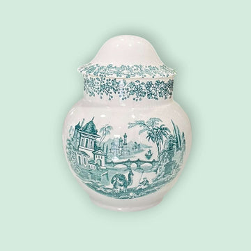 “Vista frontal del tarro de loza de la Cartuja Pickman Sevilla con tapa.”