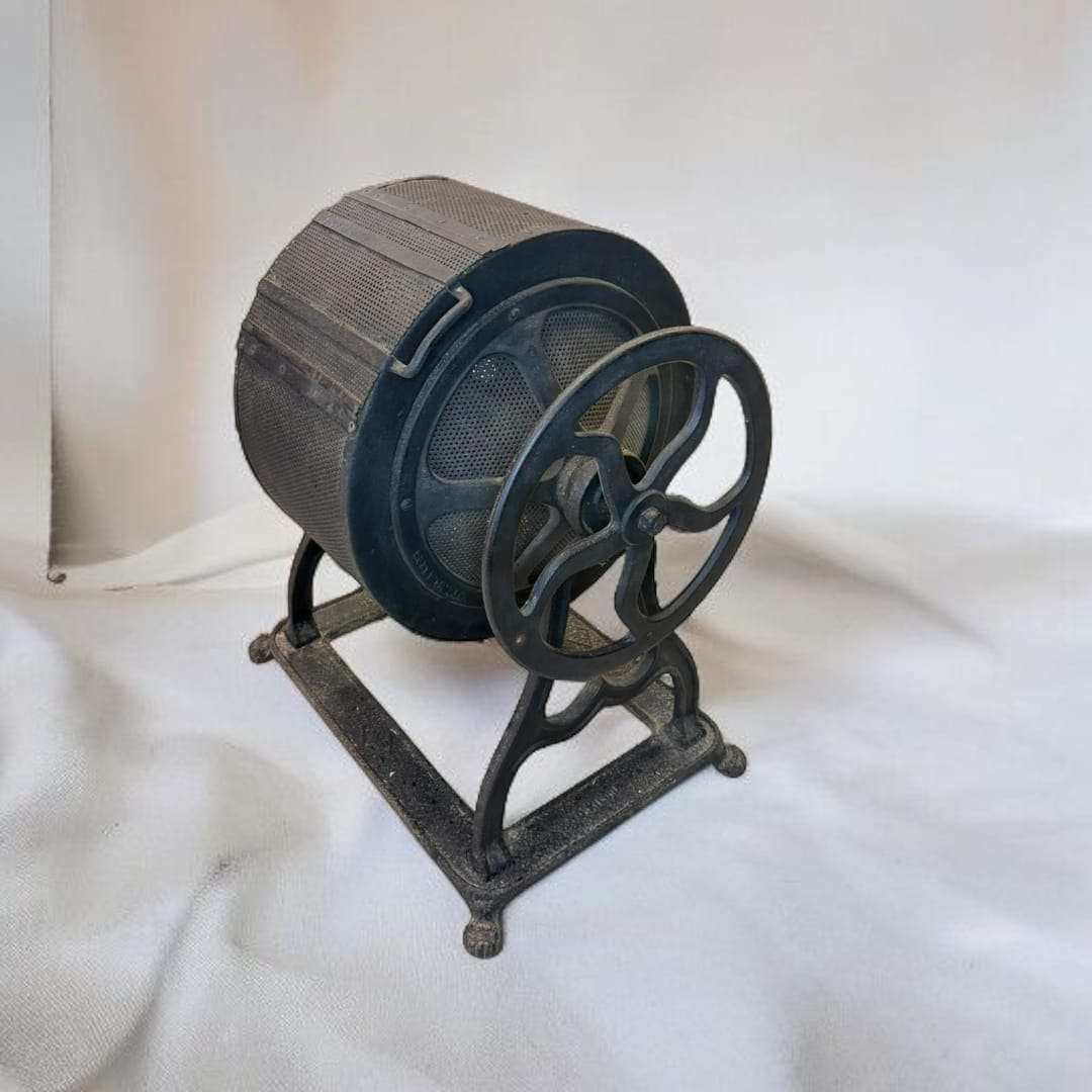 Tostadora de café manual antigua de hierro fundido.