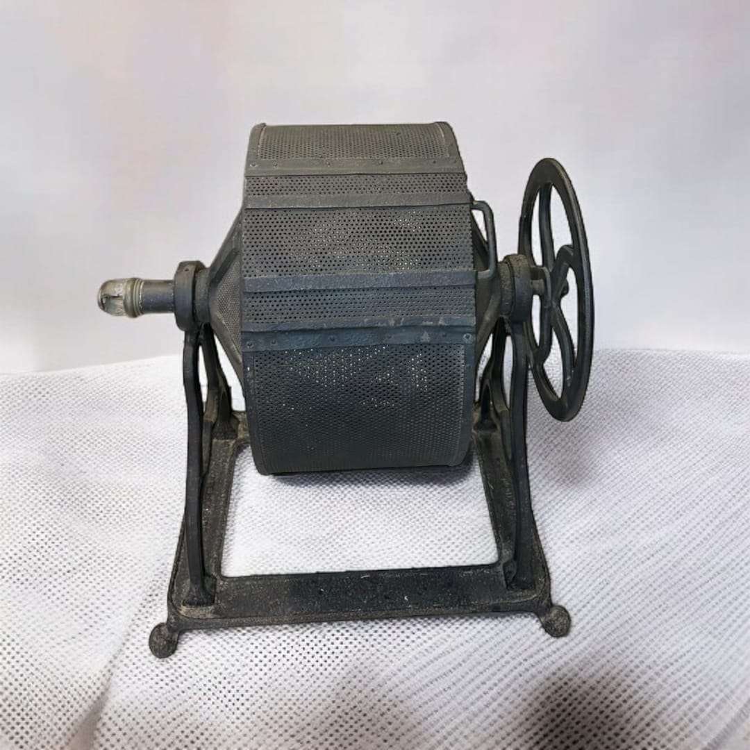 Vista lateral de tostadora de café artesanal.