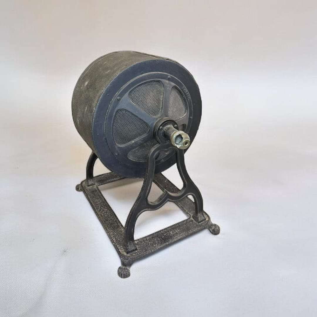 Tostadora de café manual antigua de hierro fundido.