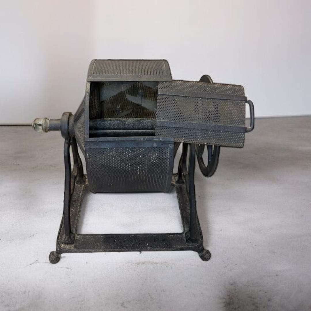 Tostadora de café vintage abierta mostrando el interior.