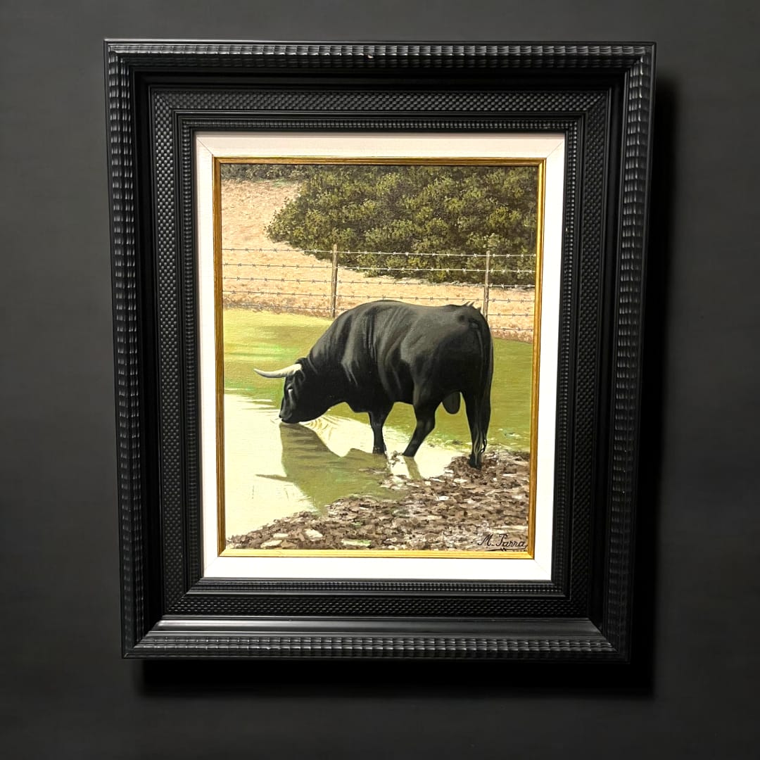 Pintura al óleo de un toro bebiendo agua, firmada por Miguel Parra. Obra enmarcada con detalle minucioso y realismo impresionante.