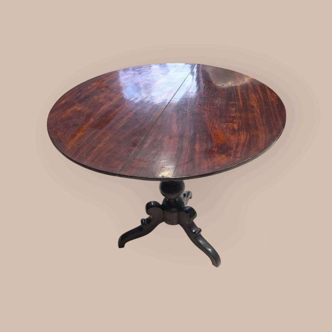 Velador de caoba antiguo con patas trípode en vista lateral