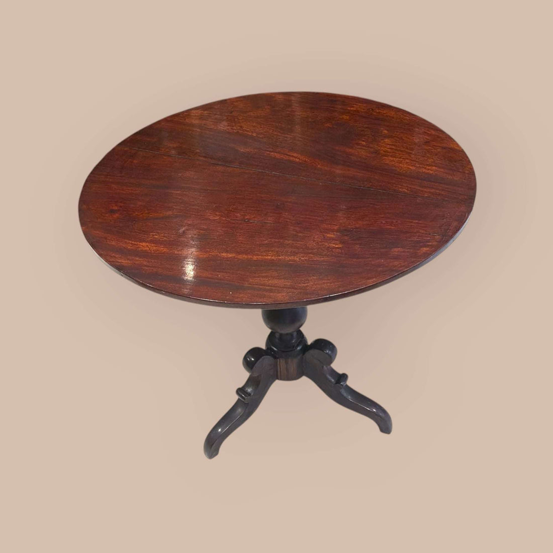 Velador de caoba antiguo con patas trípode en vista lateral