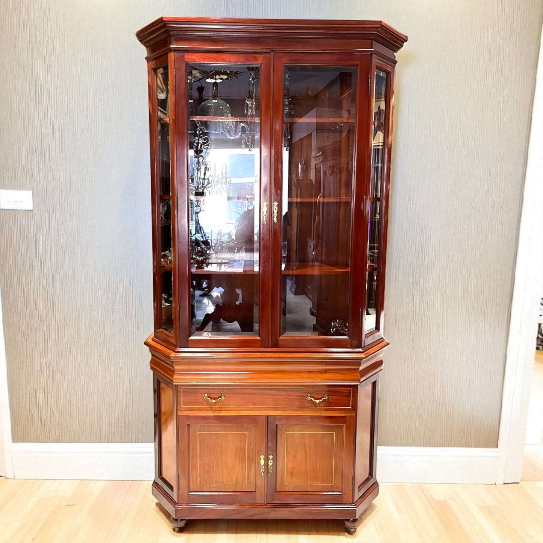 Vitrina de caoba clásica con puertas de cristal y cajones elegantes, ideal para decoración de salones o comedores refinados. Diseño vertical con compartimentos inferiores.
