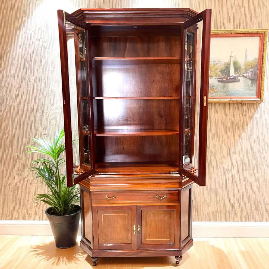 Vitrina de caoba clásica con puertas de cristal y cajones elegantes, ideal para decoración de salones o comedores refinados. Diseño vertical con compartimentos inferiores.