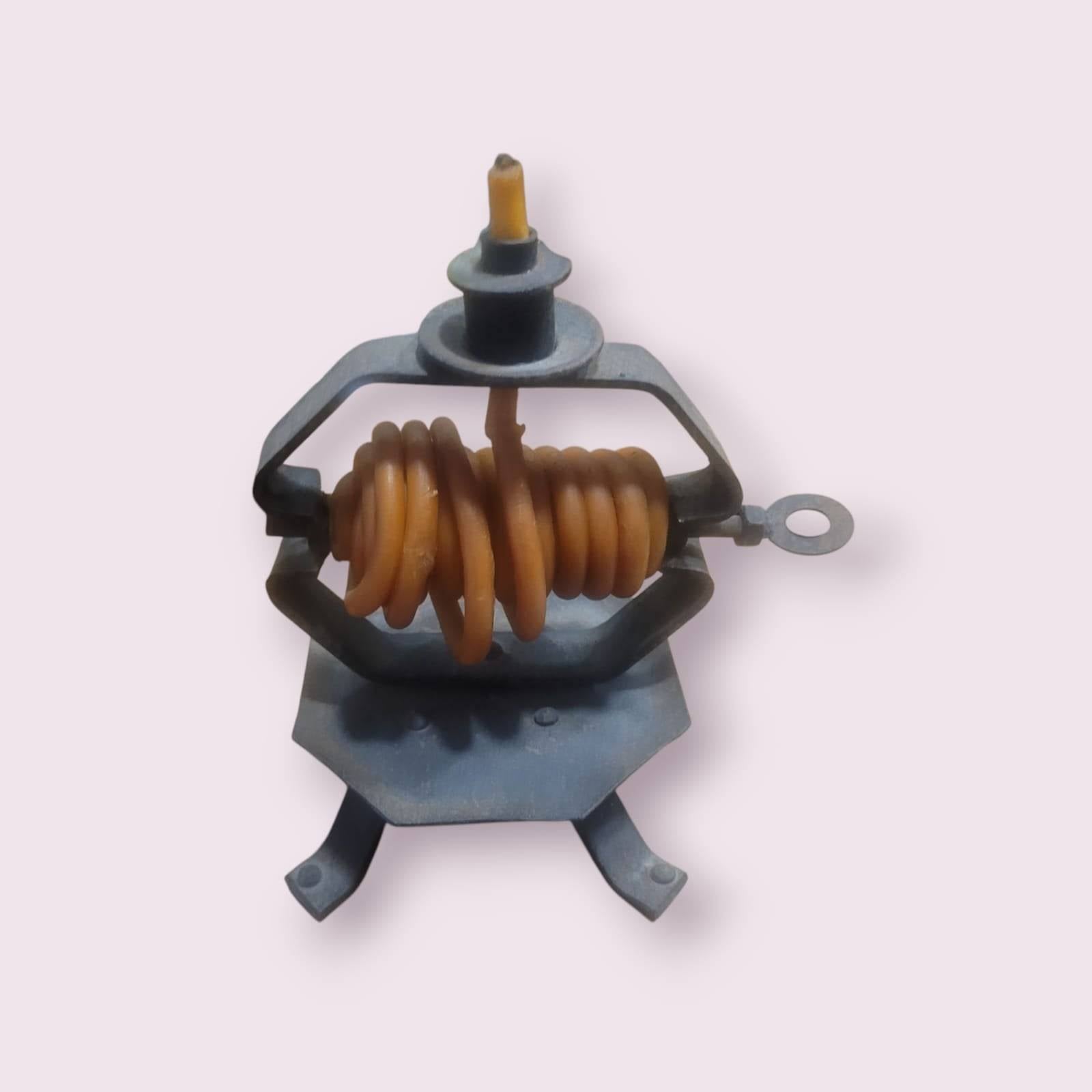 Palmatoria antigua de hierro forjado con velas en espiral años 80, vista frontal. Pieza decorativa ideal para amantes de lo vintage.