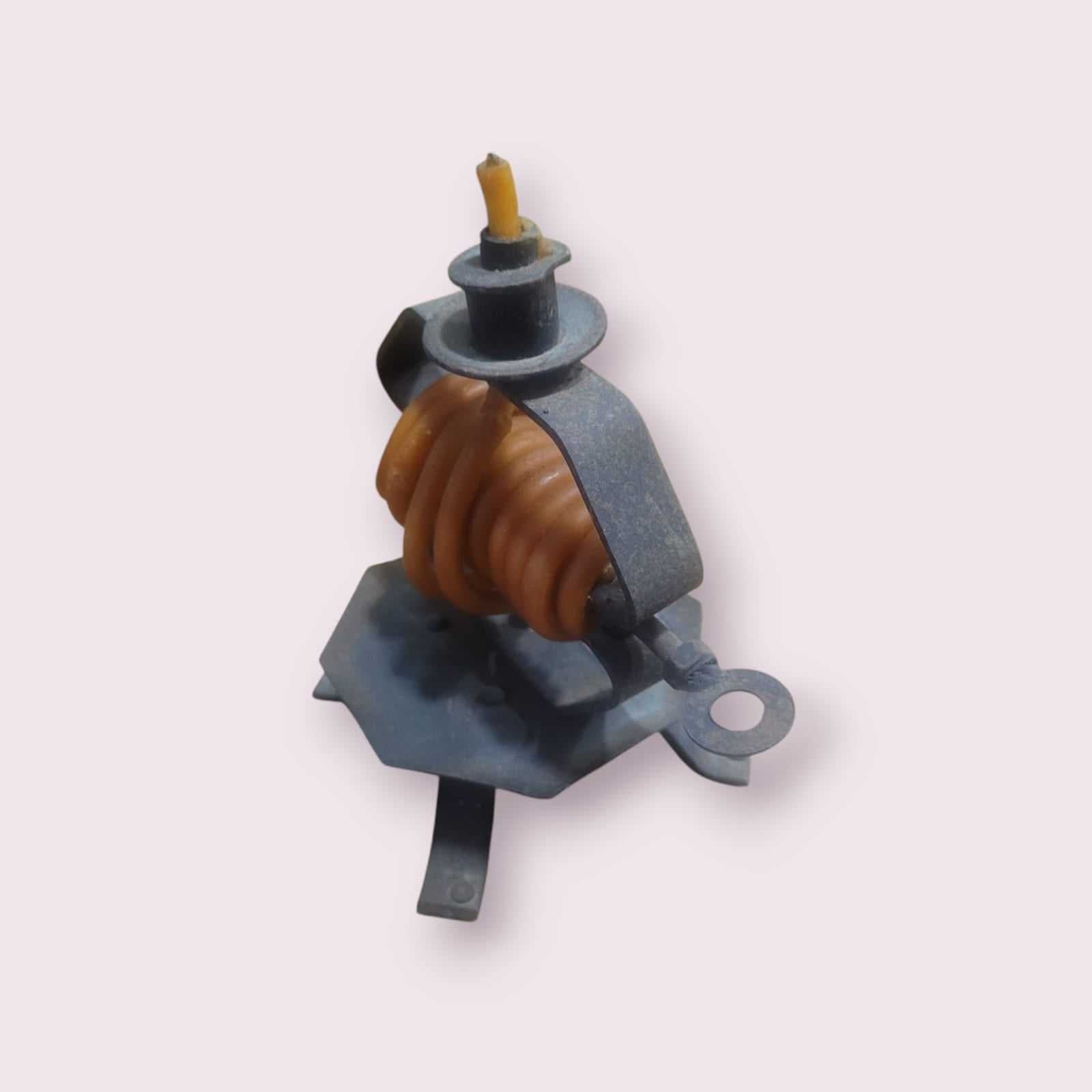 Palmatoria artesanal de hierro forjado con velas en espiral, diseño de los años 80. Perfecta para decorar mesas o estanterías con estilo retro.