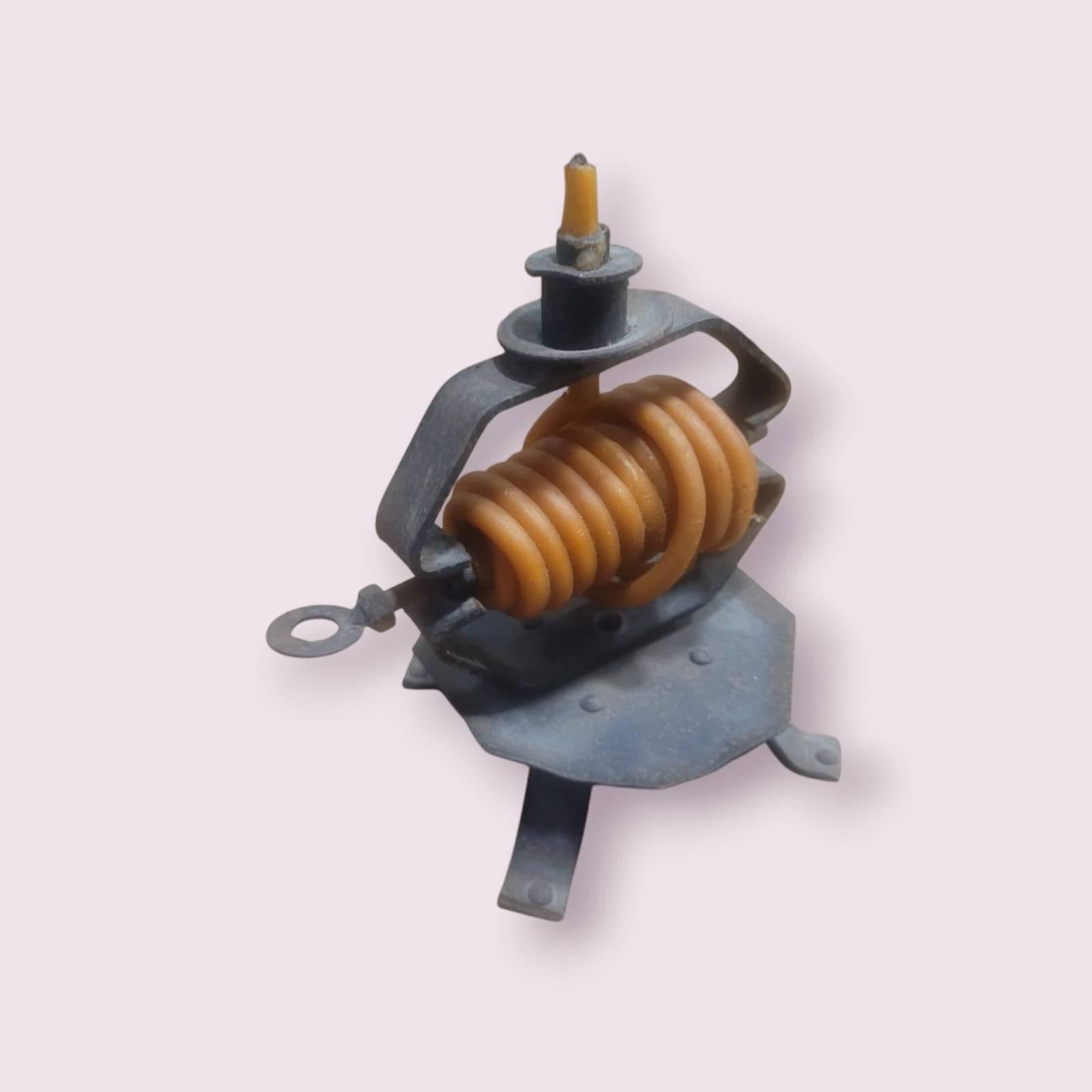 Vista lateral de palmatoria antigua de hierro forjado con velas en espiral años 80. Accesorio decorativo único para hogar estilo retro.