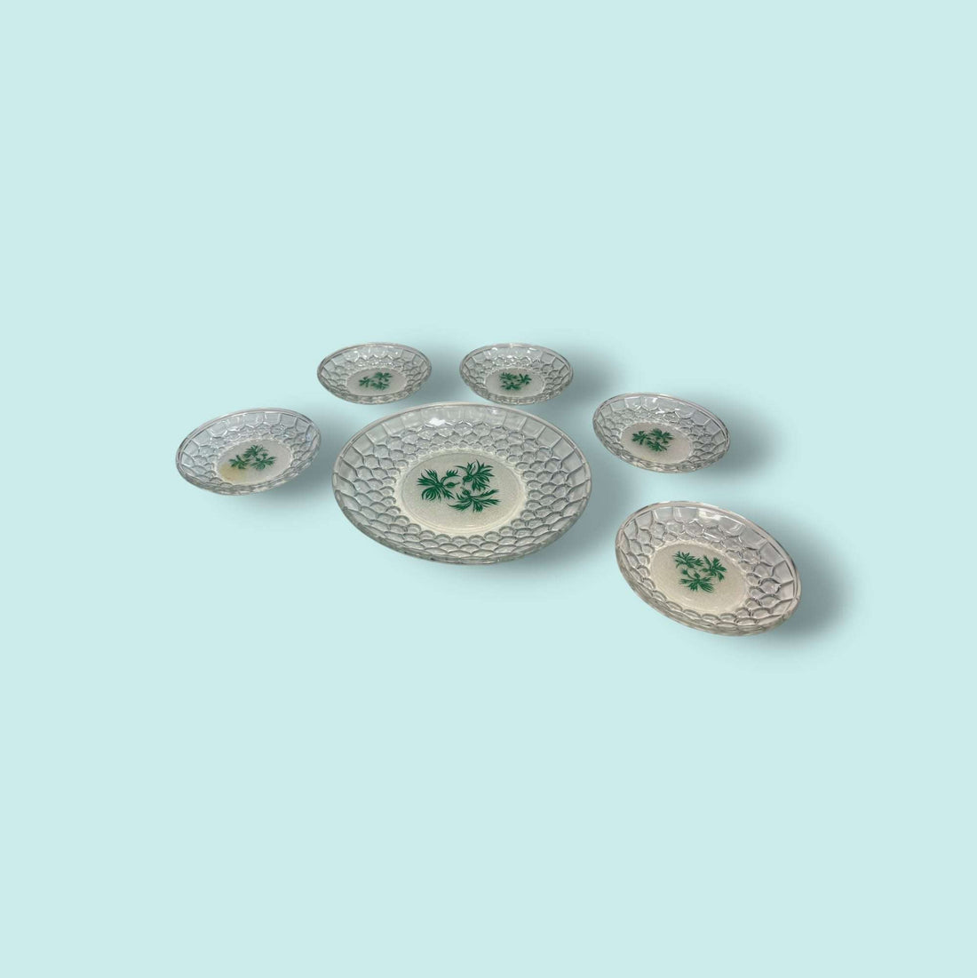 Conjunto de platos de cristal para canapés con diseño en relieve y decoración vegetal. Juego elegante para decoración de mesa en el hogar.