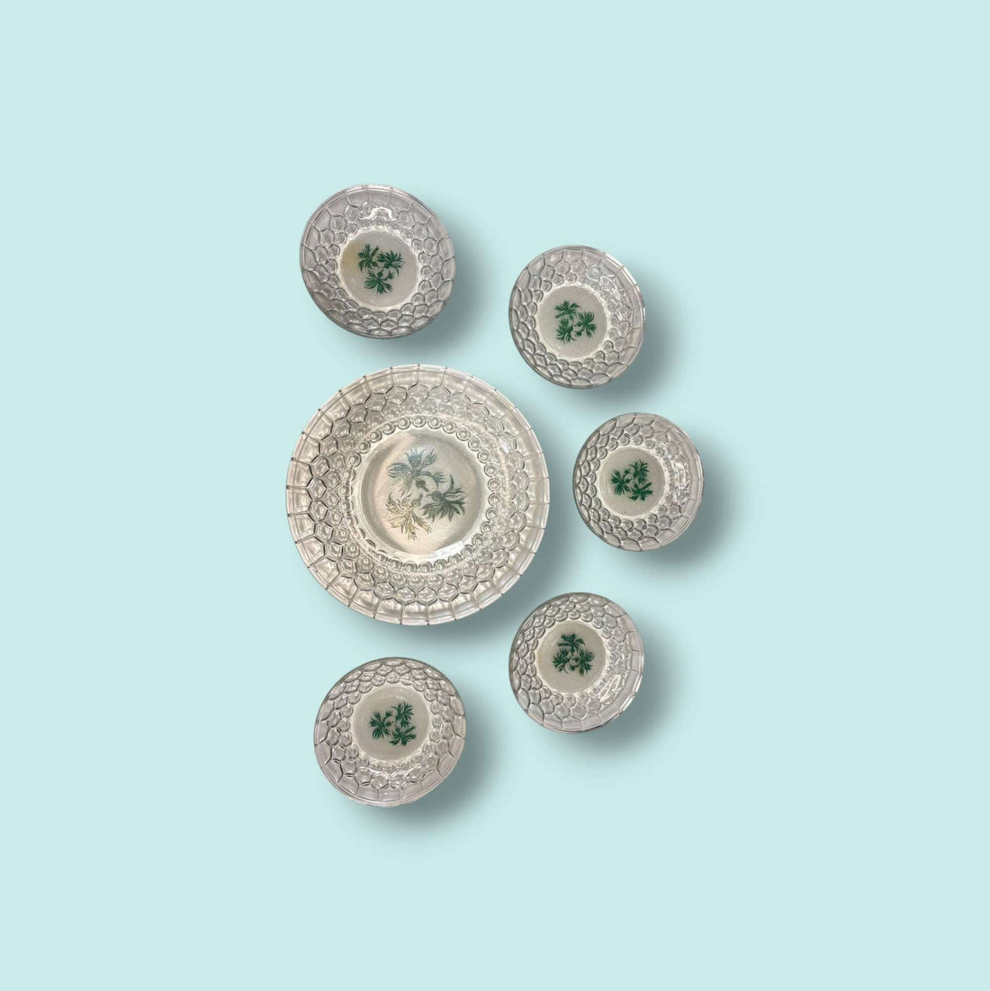 Juego de platos de cristal para canapés elegante y único con diseño en relieve y decoración vegetal central. Ideal para decoración de mesa.