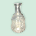 Botella de cristal antigua grabada con diseño floral, parte del set Botella con vaso de cristal antigua para agua grabada. Estilo clásico para decoración.