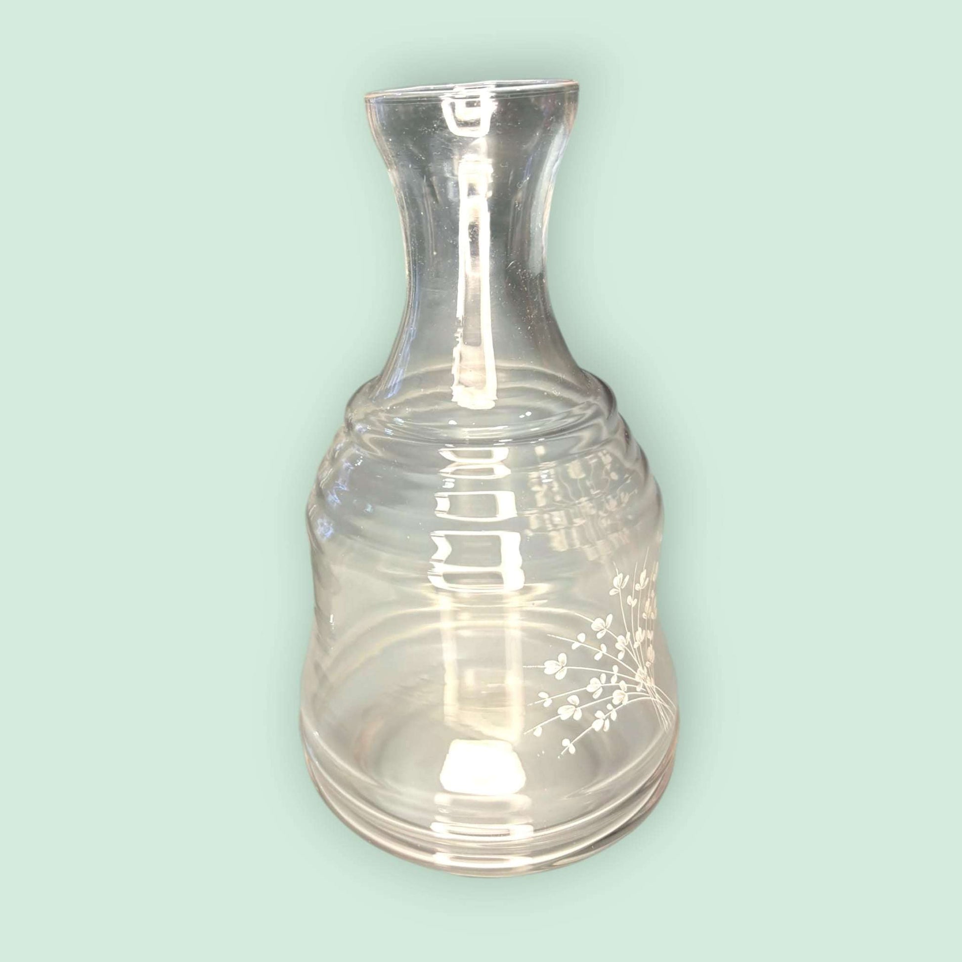 Botella de cristal antigua grabada con diseño floral, parte del set Botella con vaso de cristal antigua para agua grabada. Estilo clásico para decoración.