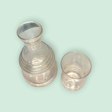 Botella con vaso de cristal antigua para agua grabada, conjunto decorativo de vidrio transparente con detalles florales. Ideal para decoración vintage.